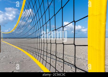 Allemagne, Basse-Saxe, Frise orientale, Juist, filet de volley-ball sur la plage. Banque D'Images