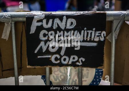 Les manifestants et les activistes réunis pour occuper le parc de l'hôtel de ville exigent le financement du département de police de la ville de New York. Banque D'Images