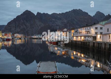 village de pêche sur les îles lofoten la nuit Banque D'Images