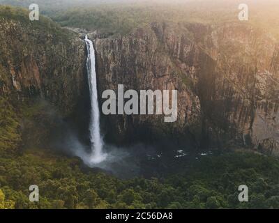 Vue aérienne des chutes de Wallaman dans le parc national de Girringun, Queensland, Australie. Banque D'Images