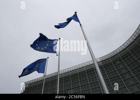 Bruxelles, Belgique. 30 juin 2020. Les drapeaux de l'UE volent devant le siège de la Commission européenne à Bruxelles, Belgique, le 30 juin 2020. Le Conseil de l'Union européenne (UE) a adopté mardi une recommandation visant à lever les restrictions à l'entrée des résidents de certains pays tiers à compter de mercredi, et les États-Unis sont visiblement fermés. Credit: Zheng Huansong/Xinhua/Alay Live News Banque D'Images