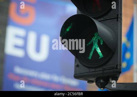 Bruxelles, Belgique. 30 juin 2020. Un feu vert est visible devant le siège de la Commission européenne à Bruxelles, Belgique, le 30 juin 2020. Le Conseil de l'Union européenne (UE) a adopté mardi une recommandation visant à lever les restrictions à l'entrée des résidents de certains pays tiers à compter de mercredi, et les États-Unis sont visiblement fermés. Credit: Zheng Huansong/Xinhua/Alay Live News Banque D'Images