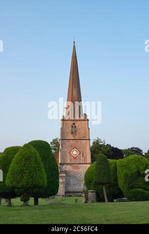 Église Saint-Marys et arbres de l'if au lever du soleil. Painswick, Gloucestershire, Angleterre Banque D'Images