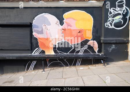 La fresque originale de Donald Trump, Vladimir Poutine embrassant devant le restaurant Keulė Rūkė. Pris en mai 2016 à Vilnius, Lituanie. Banque D'Images