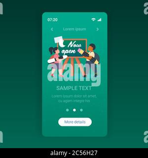 les élèves qui tiennent des crayons devant le tableau de craie avec maintenant la quarantaine de coronavirus de texte ouvert est plus concept smartphone écran mobile application pleine longueur copier l'espace illustration du vecteur Illustration de Vecteur