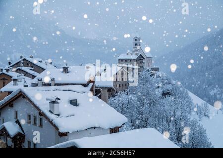 Le village de Colle Santa Lucia pendant une chute de neige, panorama d'hiver, Agordino, Dolomites, province de Belluno, Vénétie, Italie Banque D'Images