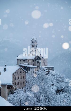 Le village de Colle Santa Lucia pendant une chute de neige, panorama d'hiver, Agordino, Dolomites, province de Belluno, Vénétie, Italie Banque D'Images