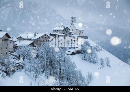 Le village de Colle Santa Lucia pendant une chute de neige, panorama d'hiver, Agordino, Dolomites, province de Belluno, Vénétie, Italie Banque D'Images