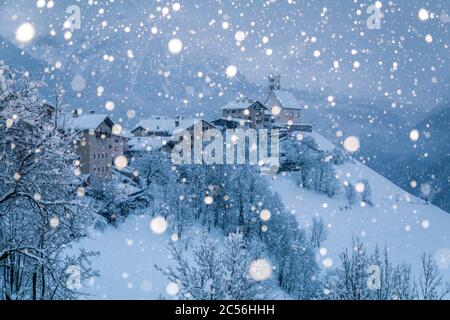 Le village de Colle Santa Lucia pendant une chute de neige, panorama d'hiver, Agordino, Dolomites, province de Belluno, Vénétie, Italie Banque D'Images