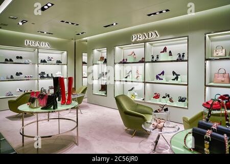 BERLIN, ALLEMAGNE - VERS SEPTEMBRE 2019 : chaussures Prada exposées au grand magasin Kaufhaus des Westens (KaDeWe) à Berlin. Banque D'Images