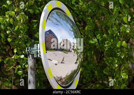 Umea, Norrland Suède - 10 juin 2020 : un miroir de circulation convexe où vous pouvez voir des parties du campus Banque D'Images