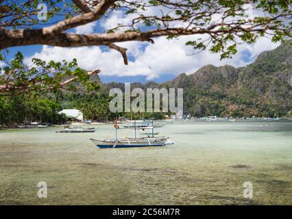 Baie d'El Nido à marée basse. Bangka pêche dans les eaux peu profondes à marée basse. Palawan, Philippines. Banque D'Images