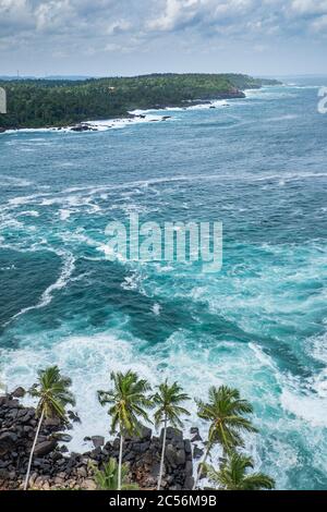 Mer agitée avec de lourds vagues et de vagues sur la côte du Sri Lanka Banque D'Images