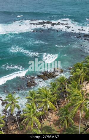 Mer agitée avec de lourds vagues et de vagues sur la côte du Sri Lanka Banque D'Images