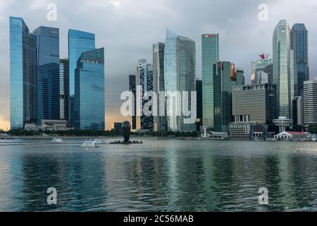 SINGAPOUR, SINGAPOUR - 14 février 2020 : Singapour - 13 février 2020 : Singapour Cityscape, quartier central des affaires au coucher du soleil. Banque D'Images