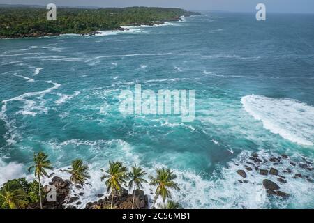 Mer agitée avec de lourds vagues et de vagues sur la côte du Sri Lanka Banque D'Images