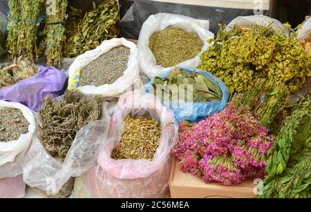 Gros plan d'épices et d'herbes colorées emballés séparément Sacs au Maroc Banque D'Images
