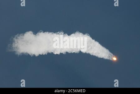 Cape Canaveral, États-Unis. 30 juin 2020. Une fusée SpaceX Falcon 9 transportant le satellite de navigation GPS III SV03 pour la US Space Force laisse un sentier après avoir lancé à partir du PAD 40 à la station de la Cape Canaveral Air Force. C'est le 11e lancement de l'année pour SpaceX. Crédit : SOPA Images Limited/Alamy Live News Banque D'Images