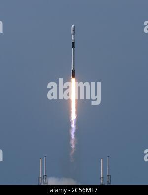 Cape Canaveral, États-Unis. 30 juin 2020. Une fusée SpaceX Falcon 9 transportant le satellite de navigation GPS III SV03 pour la US Space Force est lancée à partir du PAD 40 à la station de la Cape Canaveral Air Force. C'est le 11e lancement de l'année pour SpaceX. Crédit : SOPA Images Limited/Alamy Live News Banque D'Images