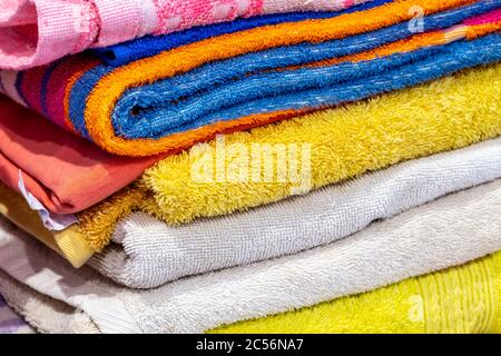 Une pile de serviettes en éponge colorées après le lavage. Banque D'Images