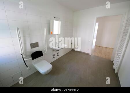 Dresde, Allemagne. 25 juin 2020. Vue sur une salle de bains accessible aux personnes handicapées d'une maison résidentielle avec 22 appartements récemment construits. Aujourd'hui, l'association de logements de Dresde, propriété de la ville, « Wohnen in Dresden » (WID) a repris le premier bâtiment résidentiel financé par des subventions de l'État libre. Les 22 logements sociaux nouvellement construits ont été subventionnés avec 1.04 millions d'euros, selon la directive "Gebundener Mietwohnraum" de l'État libre de Saxe. Cela signifie que WID commence à construire son propre stock de logements sociaux. Crédit: Robert Michael/dpa-Zentralbild/ZB/dpa/Alay Live News Banque D'Images