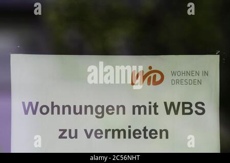 25 juin 2020, Saxe, Dresde: Un morceau de papier avec l'inscription "Appartements avec WBS à louer" est collé à la fenêtre d'une maison avec 22 appartements nouvellement construits. Aujourd'hui, la Dresdner Wohnungsbaugesellschaft 'Wohnen in Dresden' (WID), propriété de la ville, a repris le premier immeuble résidentiel financé par des subventions de l'État libre. Les 22 logements sociaux nouvellement construits ont été subventionnés avec 1.04 millions d'euros, selon la directive "Gebundener Mietwohnraum" de l'État libre de Saxe. Cela signifie que WID commence à construire son propre stock de logements sociaux. Photo: Robert Michael/dpa-Zentralbil Banque D'Images