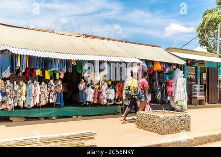 Scène de rue à Andoany, Hell-ville, île de Nosy Bé, Madagascar, Afrique, Océan Indien Banque D'Images