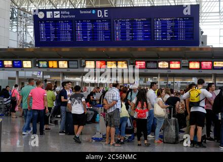 Allemagne, Bavière, Munich, aéroport, terminal, départ, personnes, passagers sont en ligne Banque D'Images