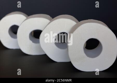 Gros plan sur des rouleaux de papier toilette blanc sur fond noir Banque D'Images