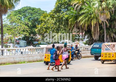 Scène de rue à Andoany, Hell-ville, île de Nosy Bé, Madagascar, Afrique, Océan Indien Banque D'Images