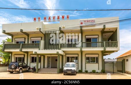 Immeuble d'assurance, scène de rue à Andoany, Hell-ville, île de Nosy Bé, Madagascar, Afrique, Océan Indien Banque D'Images