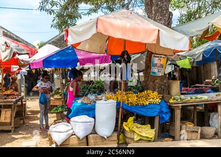 Marché aux fruits et légumes, scène de rue à Andoany, Hell-ville, île de Nosy Bé, Madagascar, Afrique, Océan Indien Banque D'Images