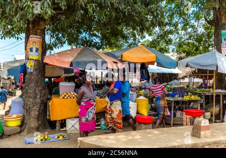 Marché aux fruits et légumes, scène de rue à Andoany, Hell-ville, île de Nosy Bé, Madagascar, Afrique, Océan Indien Banque D'Images