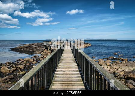 La passerelle en bois qui va à Pan Rock sur Ballycastle Beach en Irlande du Nord Banque D'Images