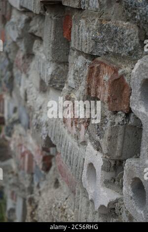 Cliché de mise au point sélective verticale de l'ancien mur de briques Banque D'Images
