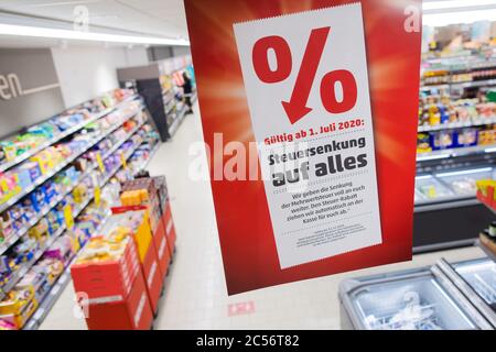 Cologne, Allemagne. 1er juillet 2020. Une affiche indiquant « réduction des impôts pour tous » est accrochée dans un marché de Penny. À partir de 01.07.2020, seulement 16 au lieu de 19 pour cent de TVA seront facturés pendant un demi-an lors des achats, le taux réduit passera de 7 à 5 pour cent. Avec cela, le gouvernement allemand veut relancer la consommation après la crise de Corona. Crédit : Rolf Vennenbernd/dpa/Alay Live News Banque D'Images