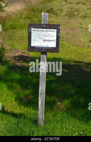 Signe de sentier de randonnée fermé, réserve naturelle de Neustädter Moor, Wagenfeld, Basse-Saxe, Allemagne, Europe Banque D'Images