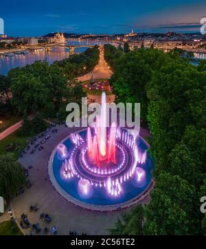 Budapest, Hongrie - vue aérienne de la fontaine musicale de Margaret Island au crépuscule avec le Parlement, le bastion des pêcheurs et le château de Buda Royal Pa Banque D'Images