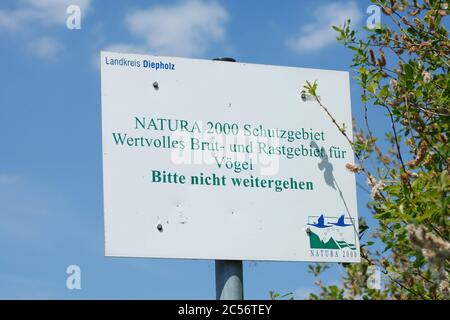 Signe sentier de randonnée bloqué en raison de la protection des oiseaux, réserve naturelle de Neustädter Moor, Wagenfeld, Basse-Saxe, Allemagne, Europe Banque D'Images