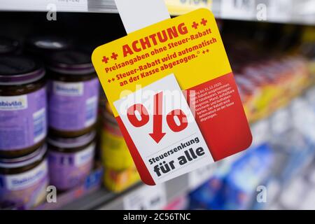 Cologne, Allemagne. 1er juillet 2020. Les « réductions d'impôts pour tous » sont écrites sur une étagère dans un marché de penny. À partir de 01.07.2020, seulement 16 au lieu de 19 pour cent de TVA seront facturés pendant un demi-an lors des achats, le taux réduit passera de 7 à 5 pour cent. Avec cette décision, le gouvernement allemand veut relancer la consommation après la crise de Corona Credit: Rolf Vennenbernd/dpa/Alamy Live News Banque D'Images