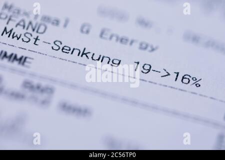 Cologne, Allemagne. 1er juillet 2020. La réduction de la TVA de 19 % à 16 % est indiquée sur un reçu dans un magasin Penny. À partir de 01.07.2020, pour une demi-année seulement 16 au lieu de 19% de TVA sera facturé lors de l'achat, le taux réduit sera de 7 à 5%. Avec cette décision, le gouvernement allemand veut relancer la consommation après la crise de Corona Credit: Rolf Vennenbernd/dpa/Alamy Live News Banque D'Images