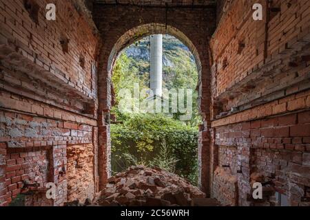 murs en briques de terre cuite et fenêtre voûtée, ruines industrielles, belluno, vénétie, italie Banque D'Images