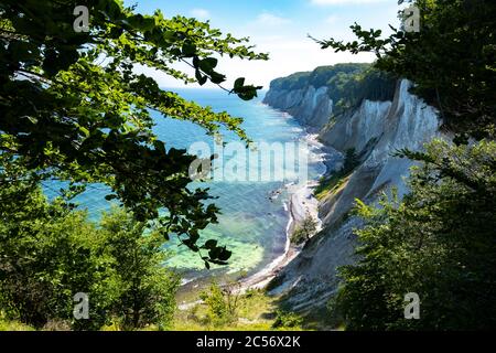 Vue panoramique sur la célèbre falaise de craie dans le parc national de Jasmund sur l'île allemande de Rügen près de la ville de Sassnitz Banque D'Images