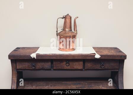 Ancienne bouilloire vintage sur une table en bois avec tiroirs Banque D'Images