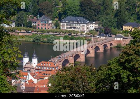 Vue sur la Heidelberg Altstad avec l'ancien pont et porte de pont, la station de montagne Molkenkuhr, Heidelberg, Bade-Wurtemberg, Allemagne, Europe Banque D'Images