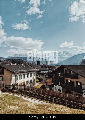 Vue sur Partenkirchen par beau temps Banque D'Images