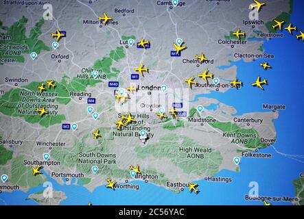 Trafic aérien sur la région de Londres, Grande-Bretagne sur Internet avec le site Flightracar 24 de Svenska Resenätverket AB ( 01 juillet 2020 ) Banque D'Images