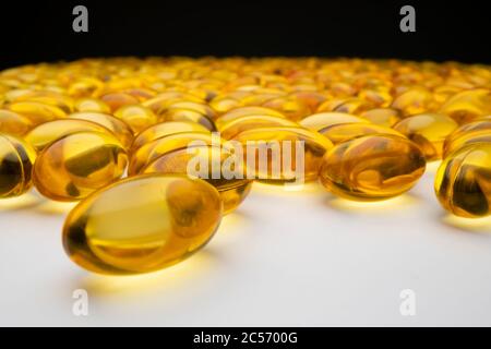 Vue macro en gros plan des capsules d'huile de poisson Banque D'Images