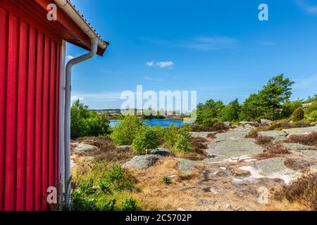 Maison rouge sur la côte à Fjällbacka, Suède Banque D'Images