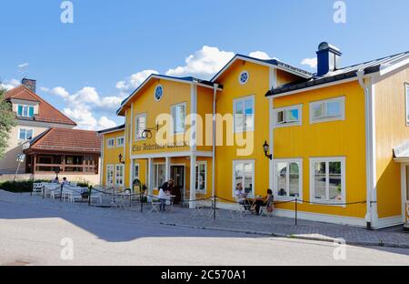Norberg, Suède - 29 juin 2020 : la pâtisserie Elsa Andersons dans le bâtiment en bois jaune reconstruit après le feu en 2015, située sur la place de la ville. Banque D'Images